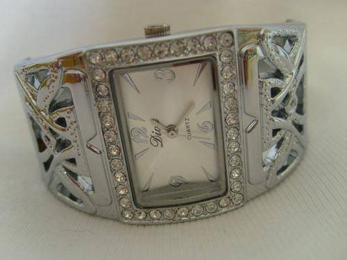 STUNNING LADYS DIVA BRACELET WATCH !!! WITHE FACE (EXELLENT QUA.LITY)