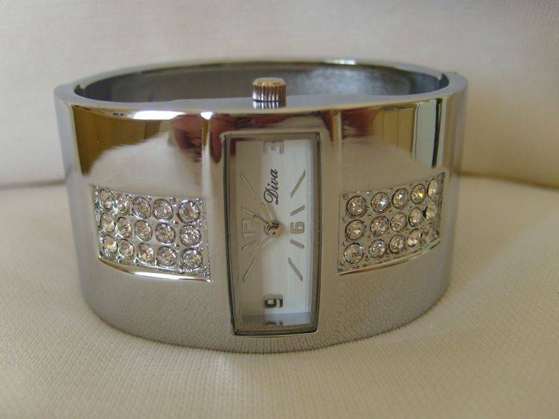 CHRISTMAS IS ON THE WAY!!!STUNNING LADYS DIVA BRACELET WATCH !!! WHITE FACE (EXELLENT QUALITY)