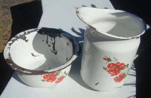 ENAMEL PITCHER AND CHAMBER