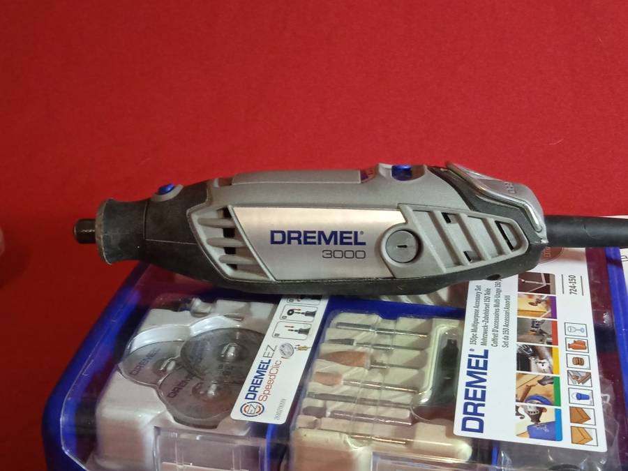 DREMEL 3000 ROTARY TOOL