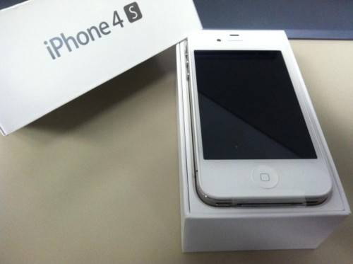 PRICE REDUCED!! **** APPLE iPHONE 4S (32GB) **** BRAND NEW