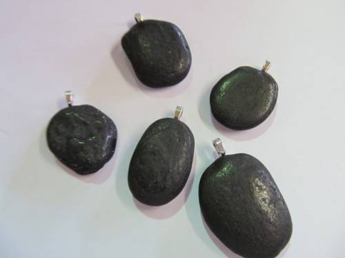 Pendant Black Light Weight Random Size And Shape 1pc