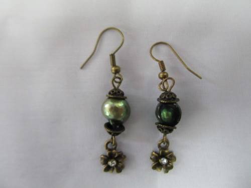 Fashion Jewellery, Earrings, Freshwater Pearl On Bronze With Bottom Flower And Clear Rhinestone