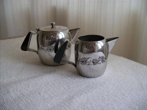 StSt tea pot and milk jug