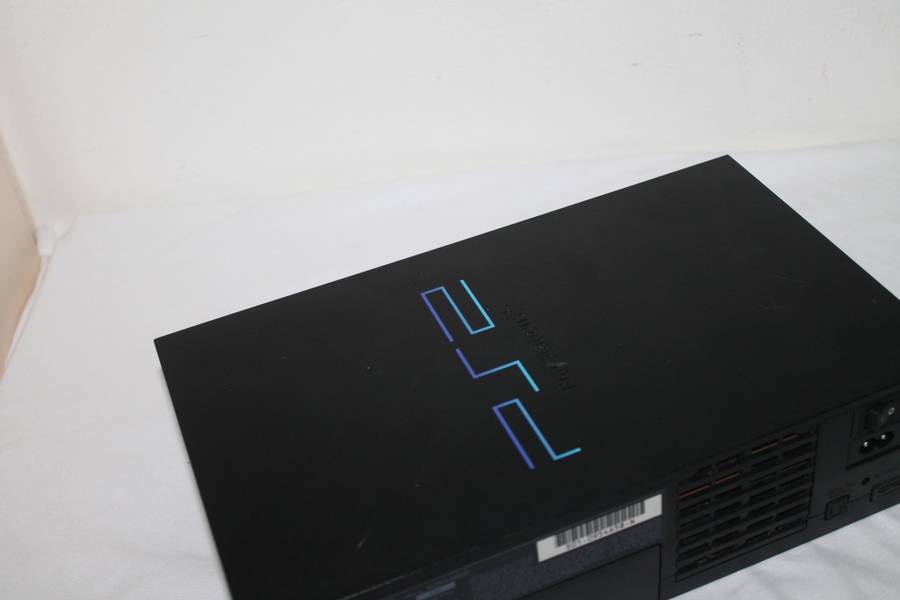 PlayStation 2 Phat with 2 Controller`s, Memory Card, Game and Cords