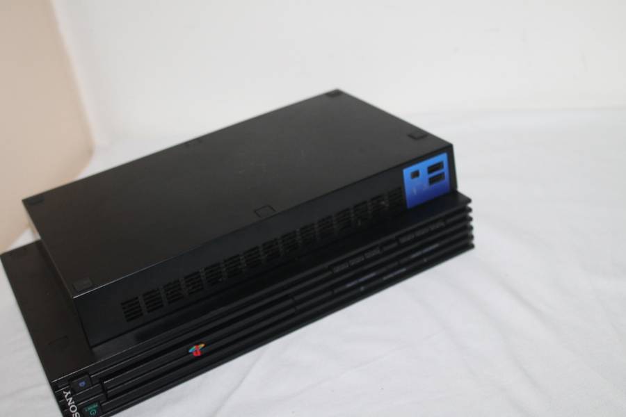 PlayStation 2 Phat with 2 Controller`s, Memory Card, Game and Cords