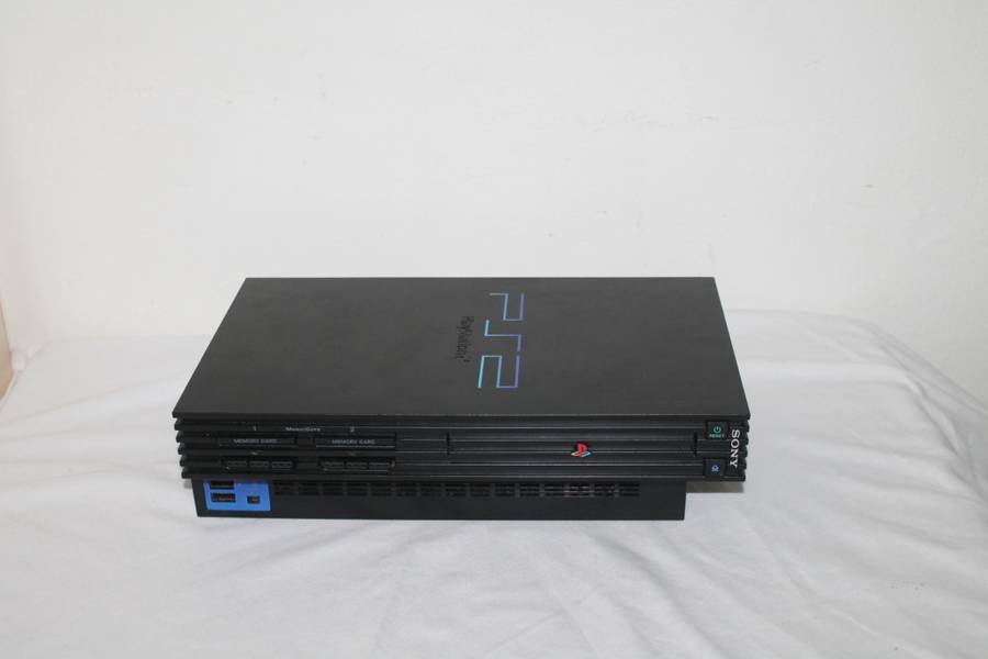 PlayStation 2 Phat with 2 Controller`s, Memory Card, Game and Cords