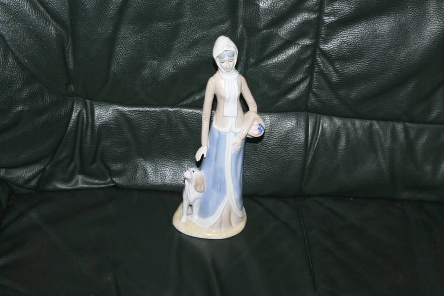 Leonardo Collection Lady with dog