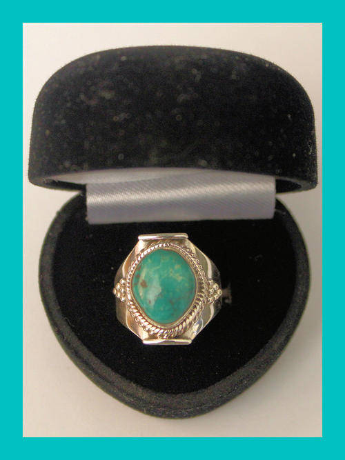 TURQOISE AND STERLING SILVER RING - SIZE 8