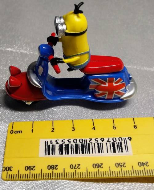 PIXAR - DESPICABLE ME - MINION RIDING BRITISH SCOOTER - DIE CAST