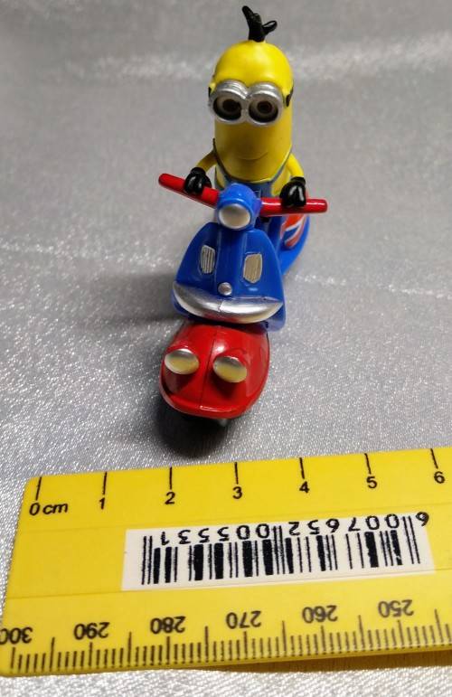 PIXAR - DESPICABLE ME - MINION RIDING BRITISH SCOOTER - DIE CAST
