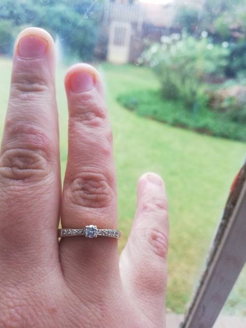 Beautiful 9ct Gold Ring with 10 Diamonds