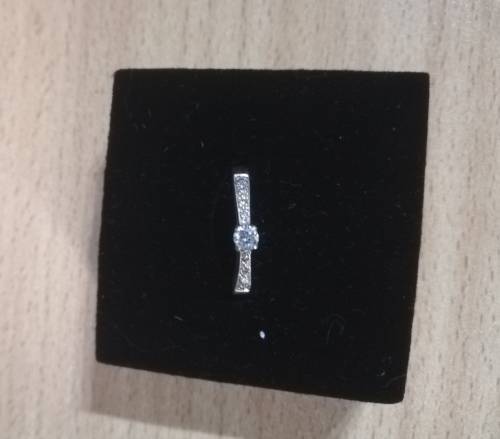 Beautiful 9ct Gold Ring with 10 Diamonds