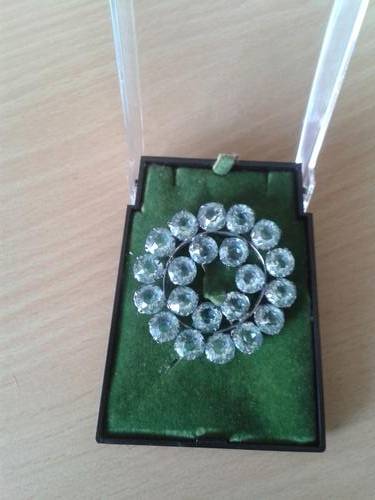 ONCE OFF SPECIAL Very pretty vintage brooch in original case