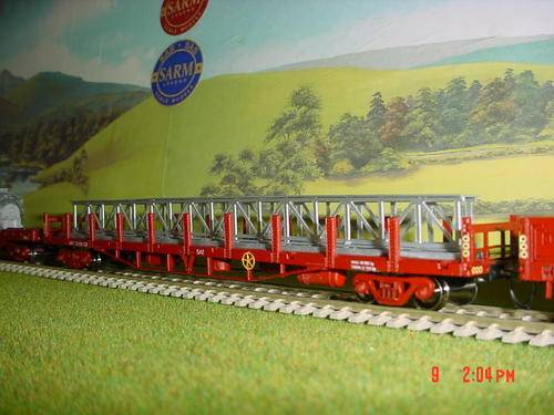 HO SAR DAZ-Series Long Body Wagon with Heavy Duty Double Latice Truss Beam load