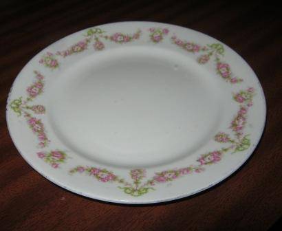 VINTAGE WALL PLATE WITH BEAUTIFUL  DESIGN~ NO CHIPS OR CRACKS~   HAVE A LOOK!!!