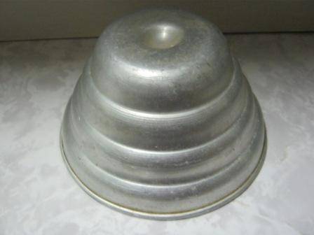 VINTAGE METAL JELLY MOULD~ GOOD CONDITION ~HAVE A LOOK!!!
