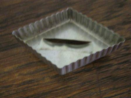 COLLECTABLE OLD COOKIE CUTTER IN DIAMOND SHAPE~ NO CHIPS OR CRACKS~ HAVE A LOOK!!!!