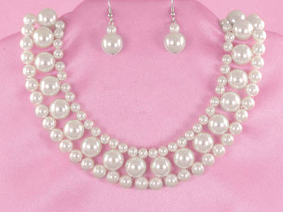** FREE SHIPPING (see details) ** White Pearl Collar Necklace & Earrings Set