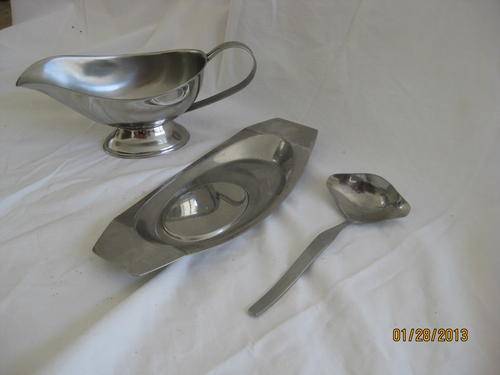 STAINLESS STEAL GRAVY BOAT MEWA 18/8, LADLE VINERS PROFILE ON DRIP STAND