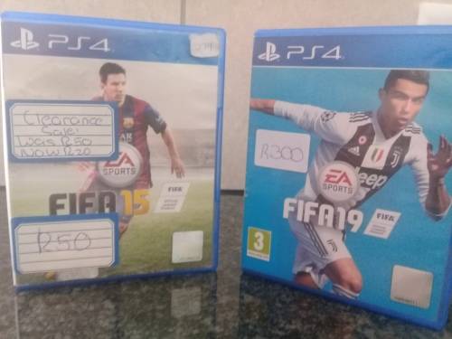 EA Sports Fifa 2019 and EA Sports Fifa 2015 (PS4 Games Bundle)