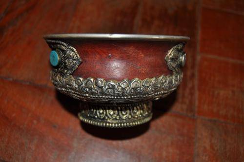OLD TIBETIAN WALLNUT TEA CUP WITH COPPER AND SILVER INLAID