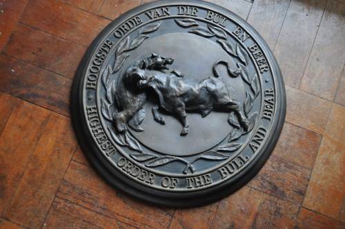 WOW!!! HEAVY(12KG) BRONZE COMPOSITION JHB STOCK EXCHANGE-BULLS AND BEARS
