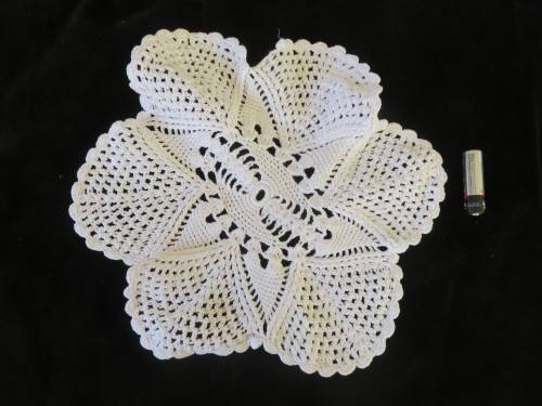 Crocheted doilie - 25cm - white