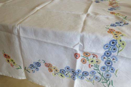 Embroidered tablecloth - 104 x104cm