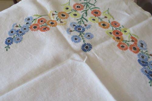 Embroidered tablecloth - 104 x104cm