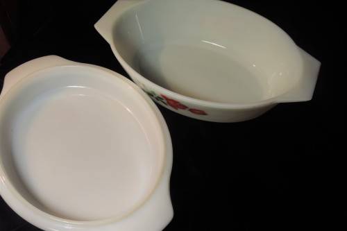 Pyrex milk glass dish with lid