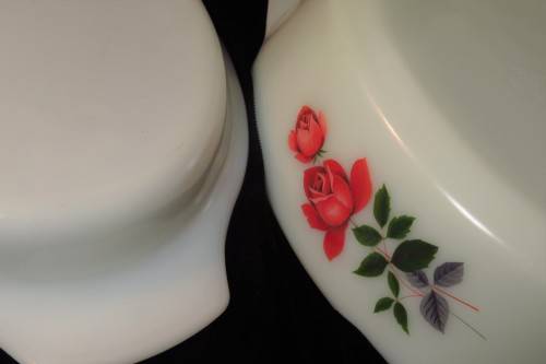 Pyrex milk glass dish with lid