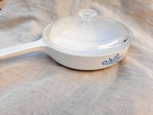 Corningware frying pan - rangetopper - N-8 1/2-b - with lid (small chip)