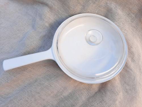 Corningware frying pan - rangetopper - N-8 1/2-b - with lid (small chip)