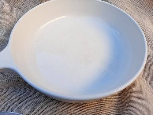 Corningware frying pan - rangetopper - N-8 1/2-b - with lid (small chip)