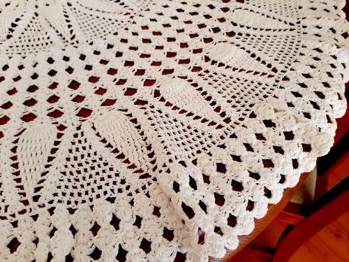 Small crochet tablecloth - round - 112cm diameter - white - good condition