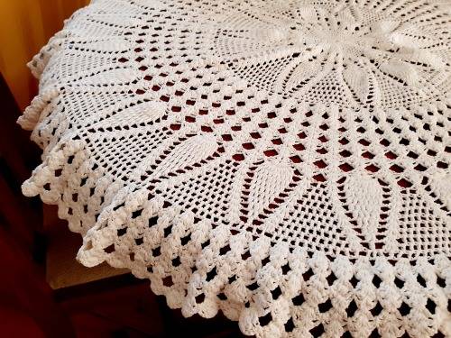 Small crochet tablecloth - round - 112cm diameter - white - good condition