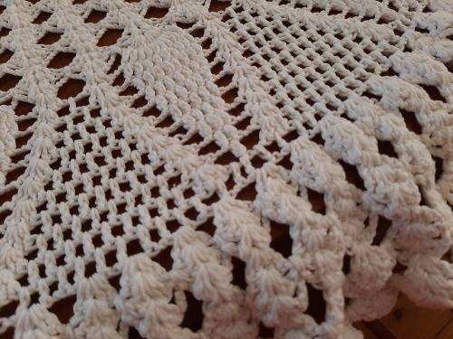 Small crochet tablecloth - round - 112cm diameter - white - good condition