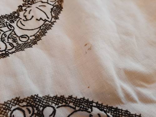Large pink linen and lace tablecloth - 240 x 140 cm.