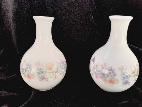 Wedgwood - small bone chna vases - Christmas 1997 - 11cm high Wallace Arnold
