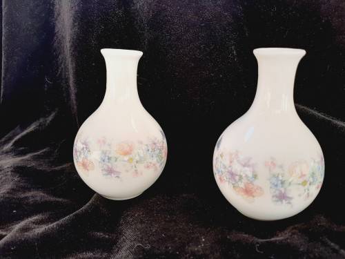 Wedgwood - small bone chna vases - Christmas 1997 - 11cm high Wallace Arnold