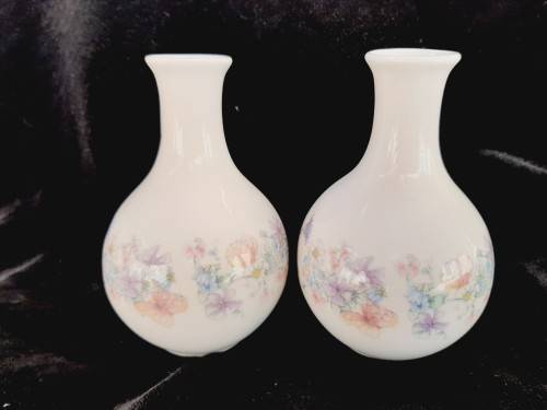 Wedgwood - small bone chna vases - Christmas 1997 - 11cm high Wallace Arnold