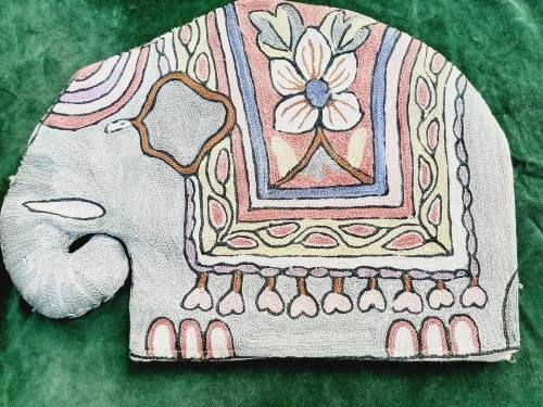 Stunning, heavily embroidered tea cosy - 38 x 38cm