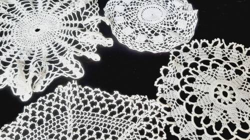Lot of 6 doilies - (1 ecru and 5 white)  19-29cm