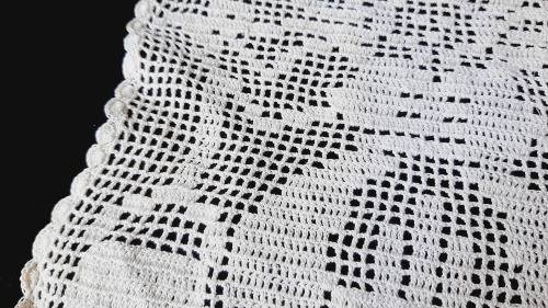 Small filet crochet square - milkmaid motif 22 x 22cm