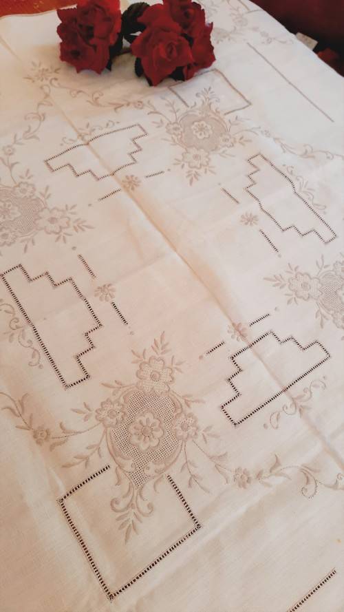 Square linen tablecloth, cream colour, with flower hand embroidery 82 x 82 cm