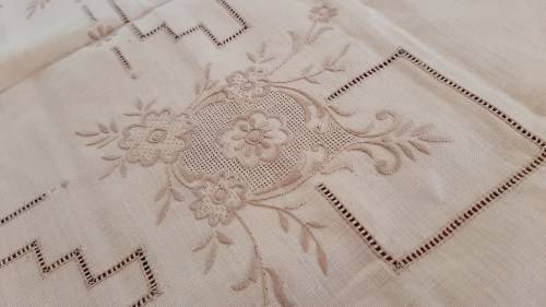 Square linen tablecloth, cream colour, with flower hand embroidery 82 x 82 cm