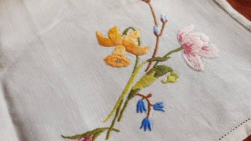 Embroidered linen tray cloth -  32 x 46 cm
