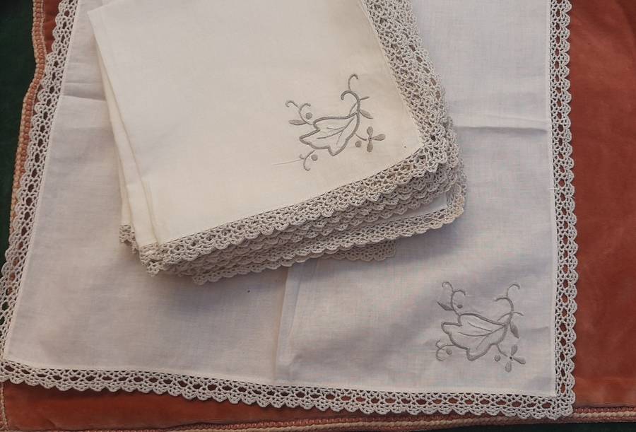 Set of 12 embroidered linen napkins - beige with crochet edging - 44 x 44cm VGC