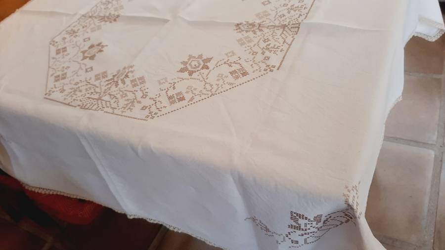 Pale pink embroidered tablecloth 130 x 130 cm - cotton